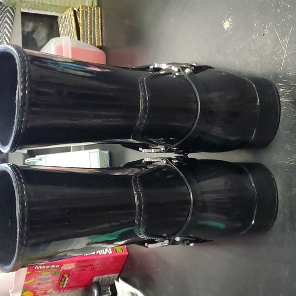 Authentic MICHAEL KORS Black Short Rain Boots - Picture 3 of 6